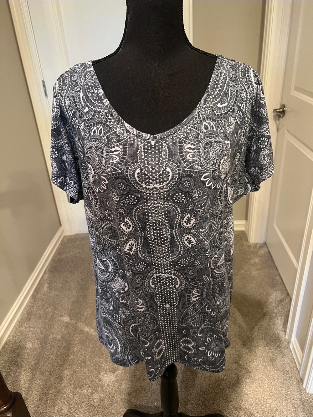 Gloria Vanderbilt Navy & White Paisley V-Neck Short Sleeve Tee